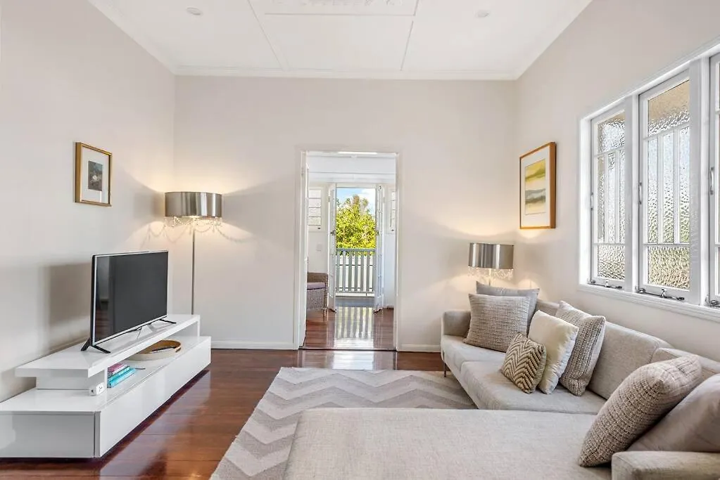 Ferienhaus Villa Modern Twist + Old World Charm ~ 3Bed/2Bath/2Car Brisbane Australien