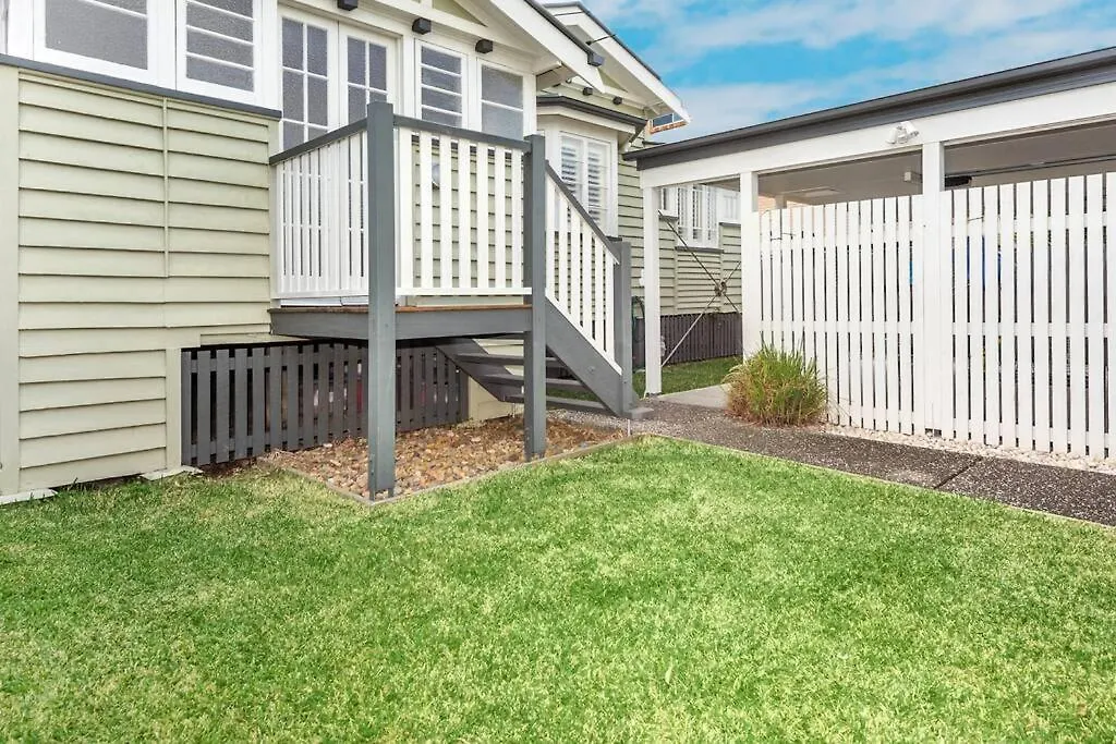 Villa Modern Twist + Old World Charm ~ 3Bed/2Bath/2Car Brisbane Ferienhaus